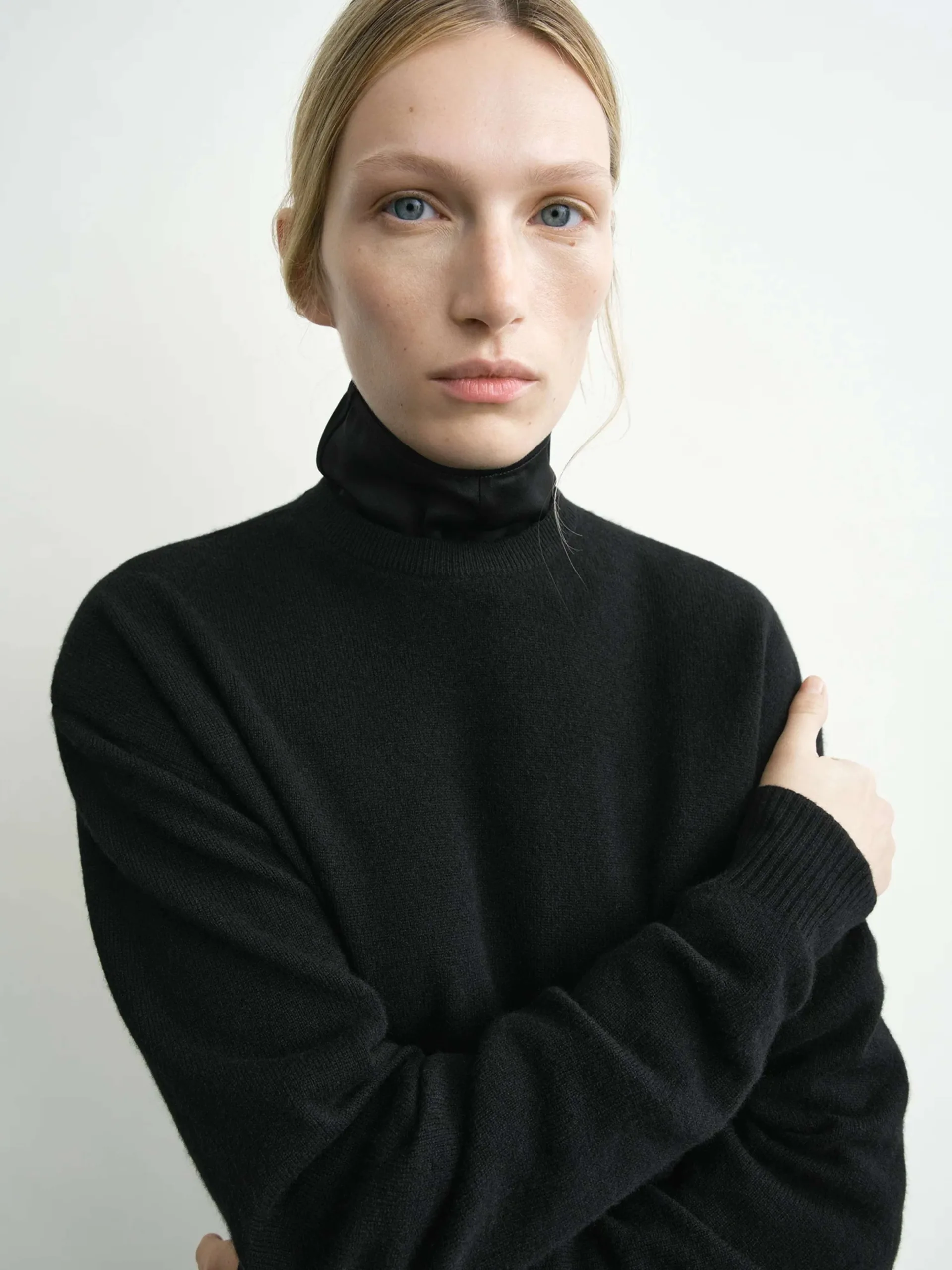 Classic Cashmere Crew Knit - Image 4